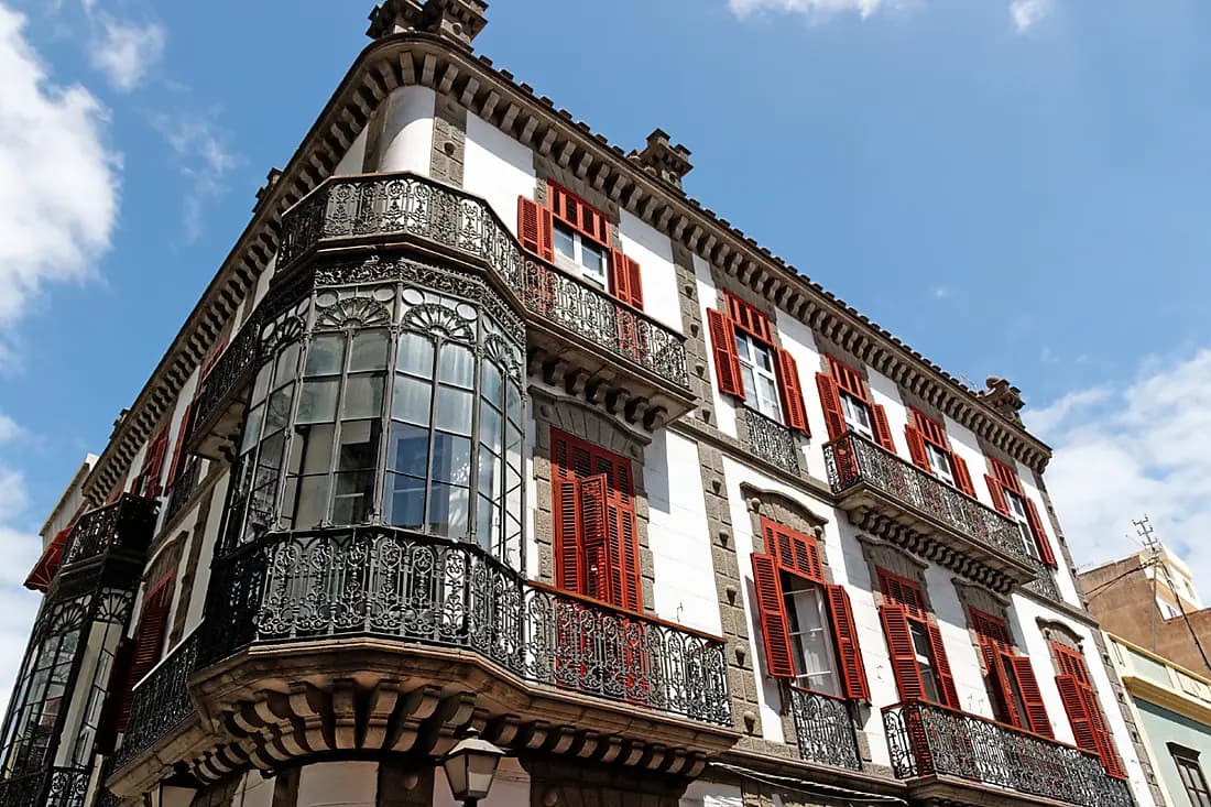 WALKING TOUR AND WINE TASTING (1 NIGHT)